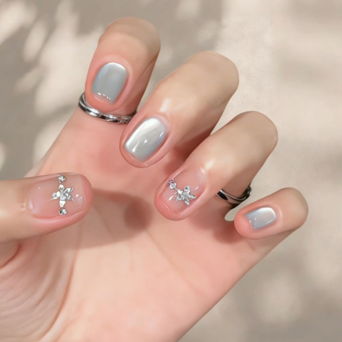 Nail Art Glitter - 24 Stück Katzenaugen-Glitzer-Nagelspitzen mit Diamant-Blumen-Dekor, Nude